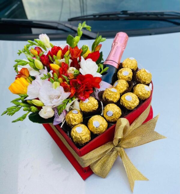 Corazon de Fresias Perfumadas + Bombones + Chandon 187 ml