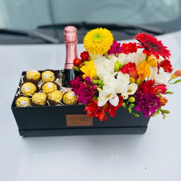 Box de Fresias, Gerberas, Chandon, Bombones
