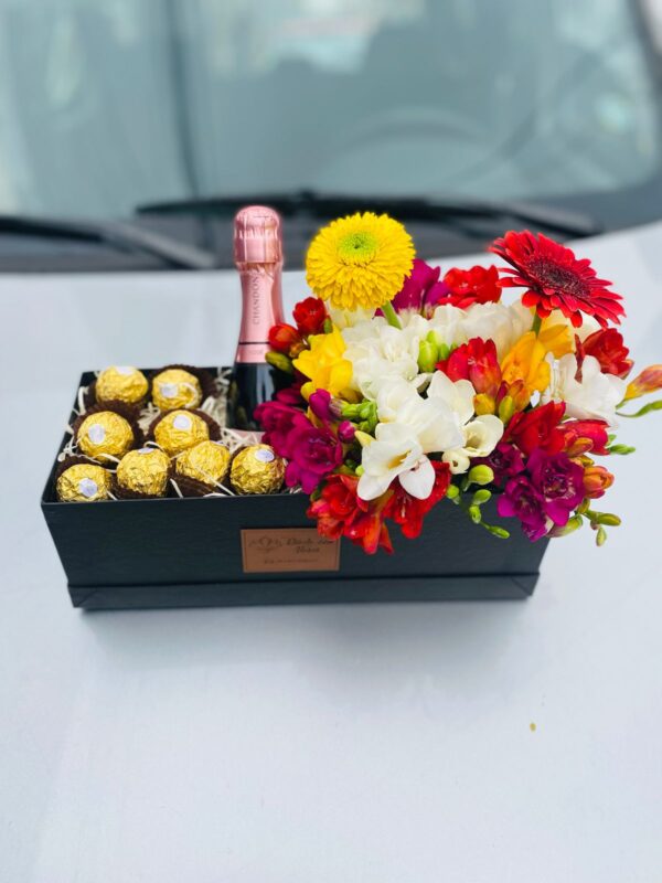 Box de Fresias, Gerberas, Chandon, Bombones