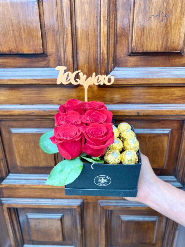Box de Rosas + Bombones + Topper " Te Quiero"
