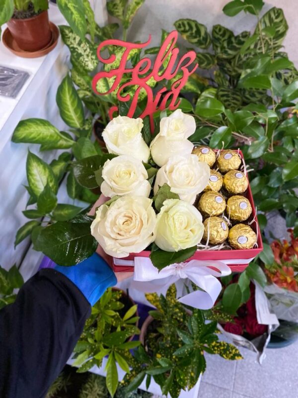 Box de Rosas Blancas y Bombones + Topper " Feliz Dia"