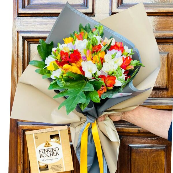 Ramo de 25 Fresias Perfumadas + Ferrero Rocher ( 4 unidades)