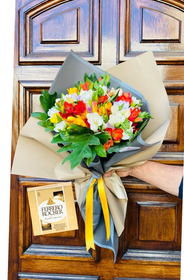 Ramo de 25 Fresias Perfumadas + Ferrero Rocher ( 4 unidades)
