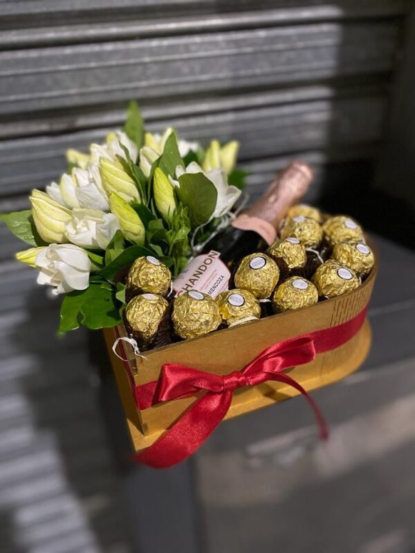 Corazon de Jazmines + Chandon 187 ml + Ferrero Rocher