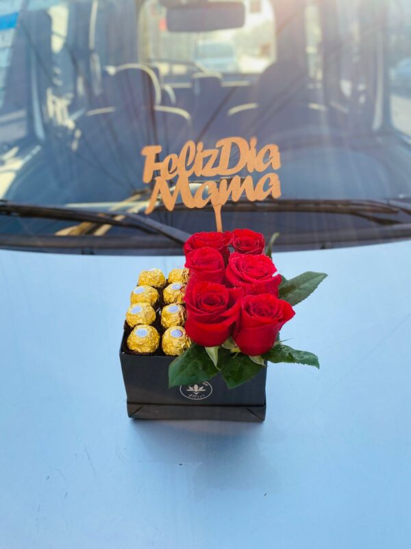 Box de Rosas Rojas + Bombones + Topper " Feliz Dia Mama"