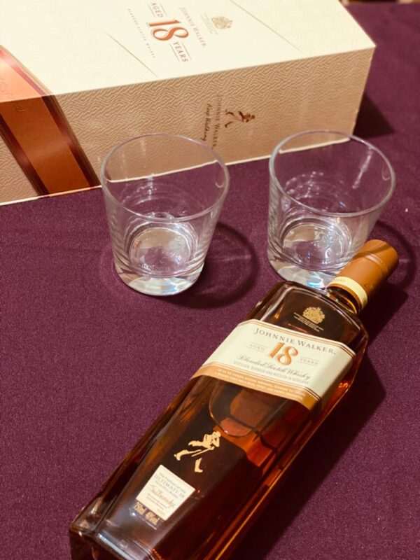 Johnnie Walker 18 Años – En estuche con 2 vasos- Edicion Limitada - Image 2