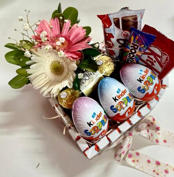 Corazon Kinder + Golosinas + Gerberas