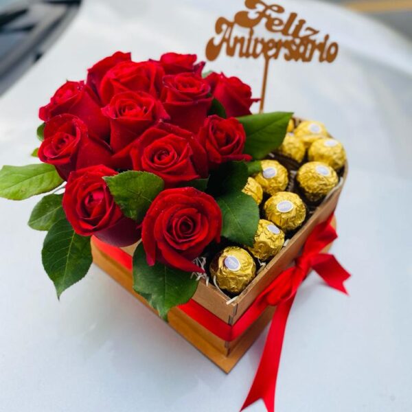 Corazon de Rosas Rojas + Bombones + Topper " Feliz Aniversario"