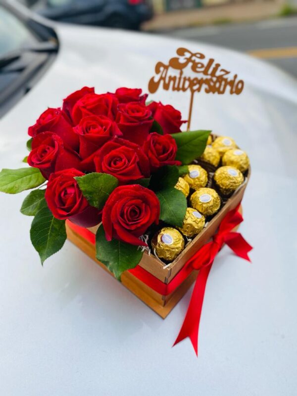Corazon de Rosas Rojas + Bombones + Topper " Feliz Aniversario"