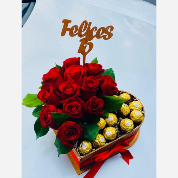 Corazon de Rosas Importadas + Bombones `+ Topper " 15 Años"