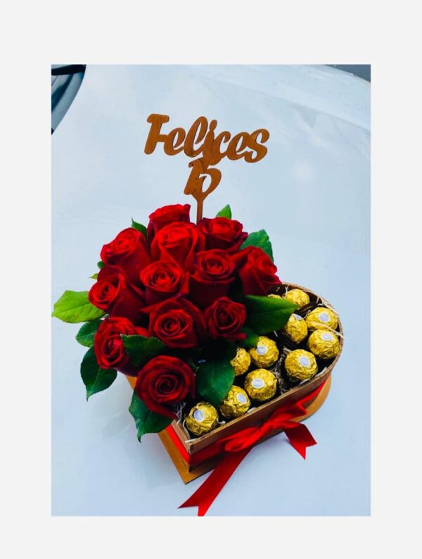 Corazon de Rosas Importadas + Bombones `+ Topper " 15 Años"