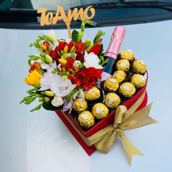 Corazon de Fresias Perfumadas + Bombones+ Chandon 187 ml + Topper