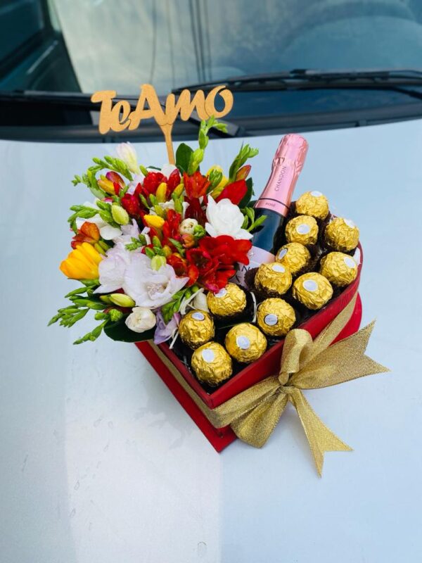 Corazon de Fresias Perfumadas + Bombones+ Chandon 187 ml + Topper