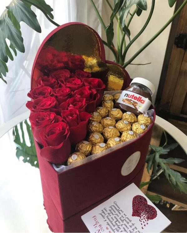 Corazon Importado de Rosas Rojas , Nutella y Ferrero Rocher.