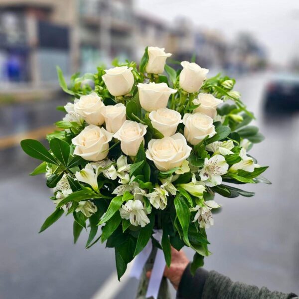 Jarron de Rosas Blancas y Astromelias