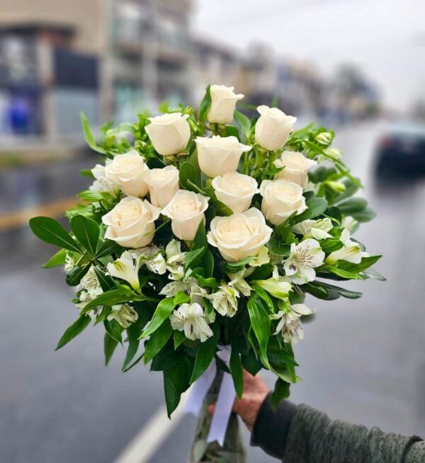 Jarron de Rosas Blancas y Astromelias