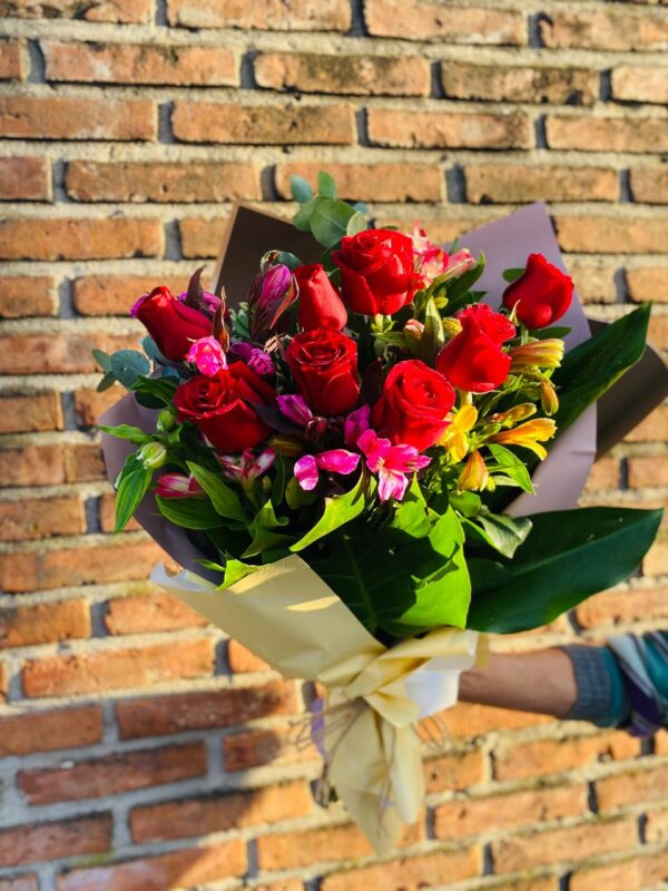 Ramo de 8 Rosas Rojas Importadas + Astromelias