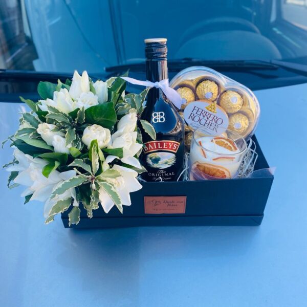 Box Original - Baileys 750 ml+ Bombones + Jazmines + Vela Aromatica