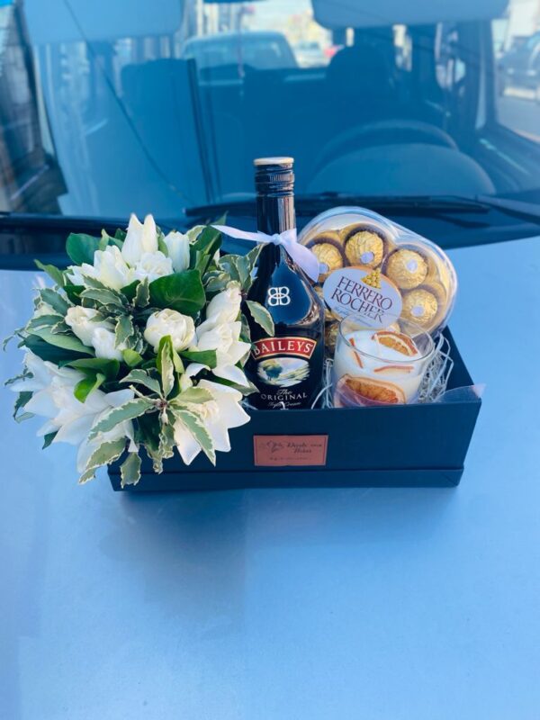 Box Original - Baileys 750 ml+ Bombones + Jazmines + Vela Aromatica