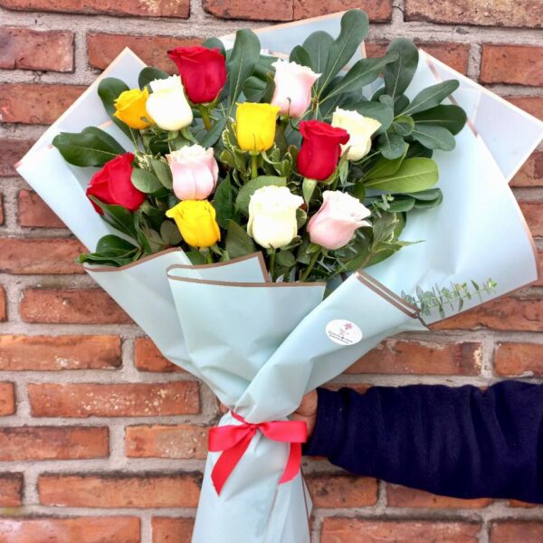 Ramo de 12 Rosas Importadas Surtidas