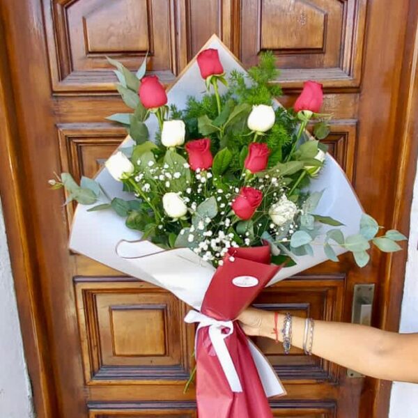 12 Rosas Nacionales ( 6 Blancas y 6 Rojas)