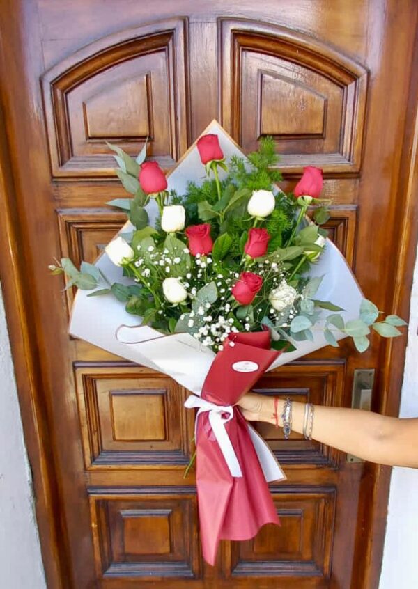12 Rosas Nacionales ( 6 Blancas y 6 Rojas)