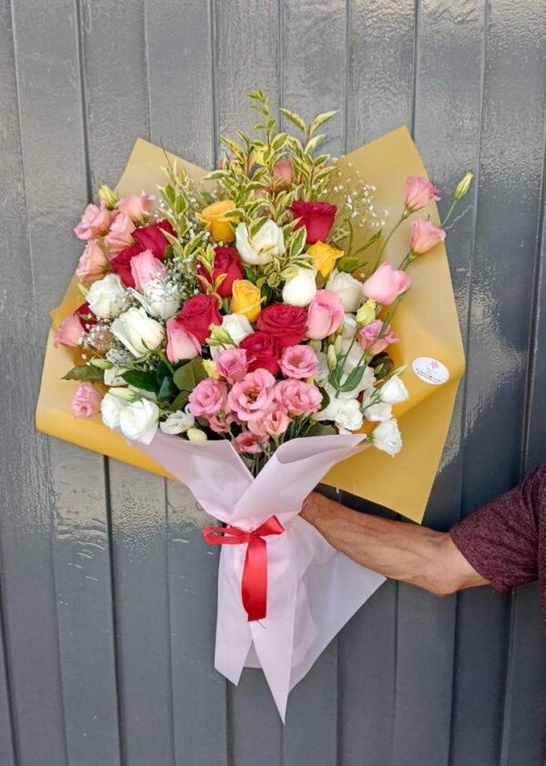 Ramo Multicolor de Rosas Nacionales y Lincianthus