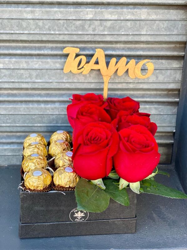 Box " Te Amo" - Rosas Importadas & Ferrero Rocher + Topper