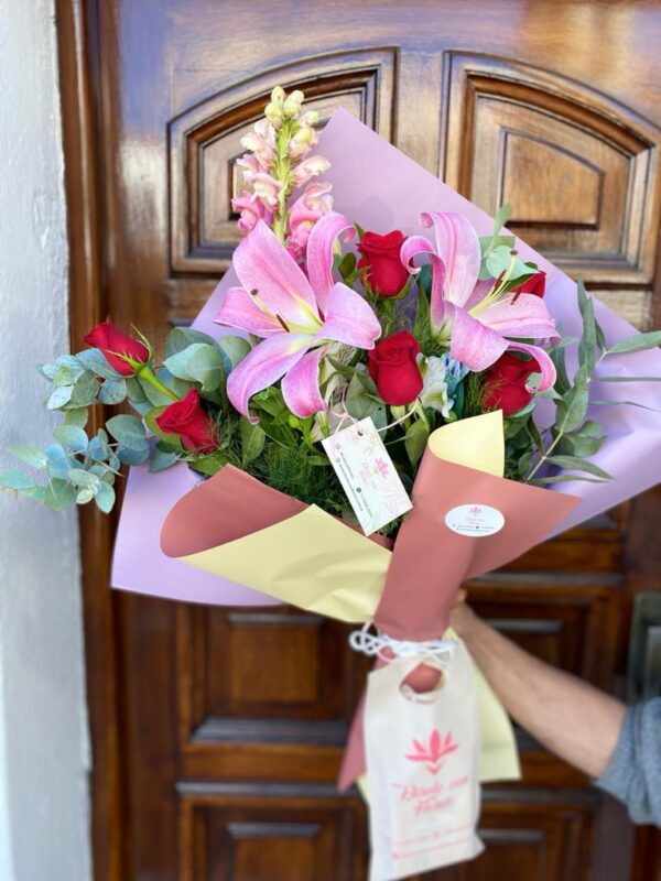Ramo de Rosas + Liliums + Ferrero Rocher ( 4 u)