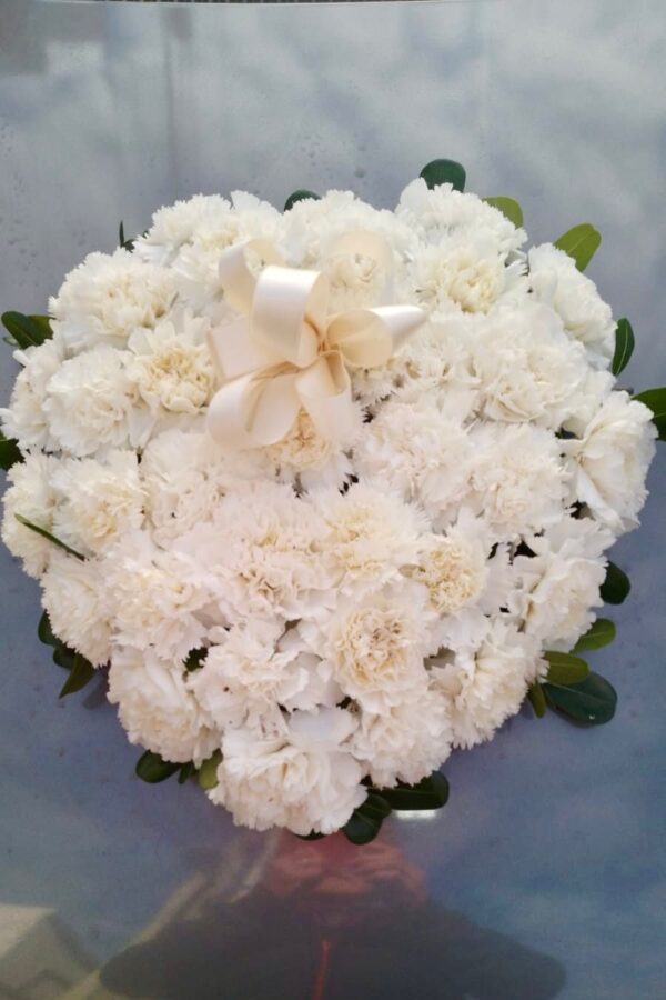 Corazon Funebre de Claveles Blancos