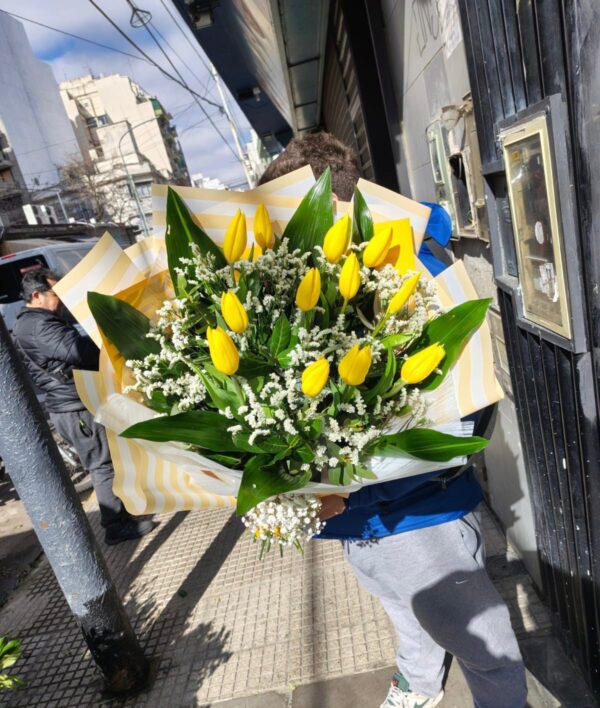 Ramo de 12 Tulipanes Amarillos