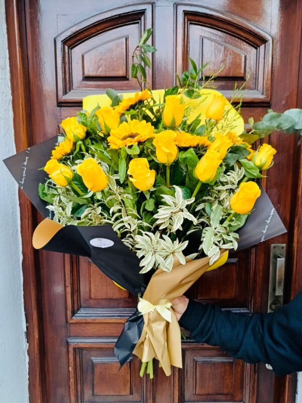 Ramo Amarillo de Rosas y Girasoles