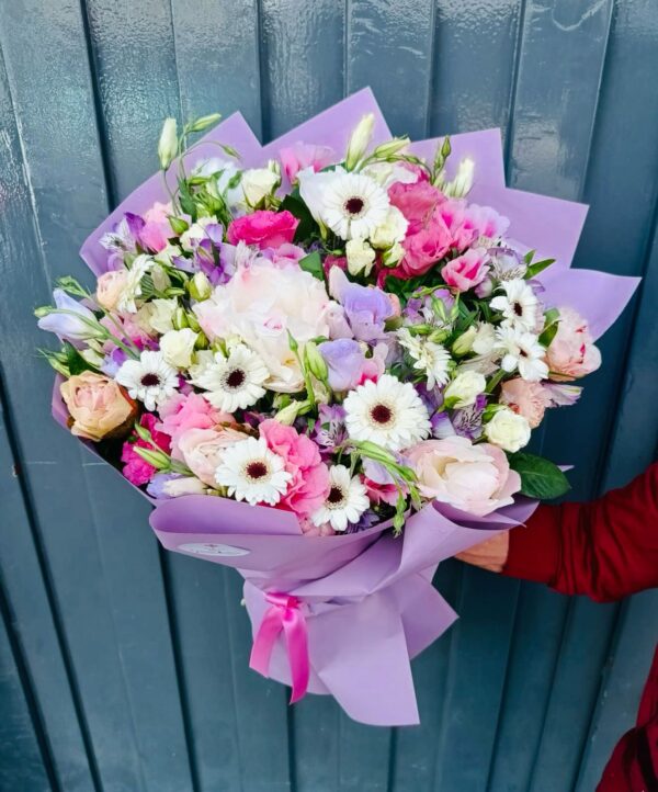 Ramo Deluxe de Gerberas, Rosas, Lincianthus y Flores de Estacion