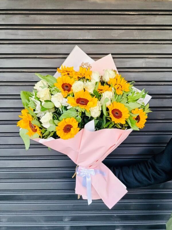 Ramo de Girasoles y Rosas Blancas