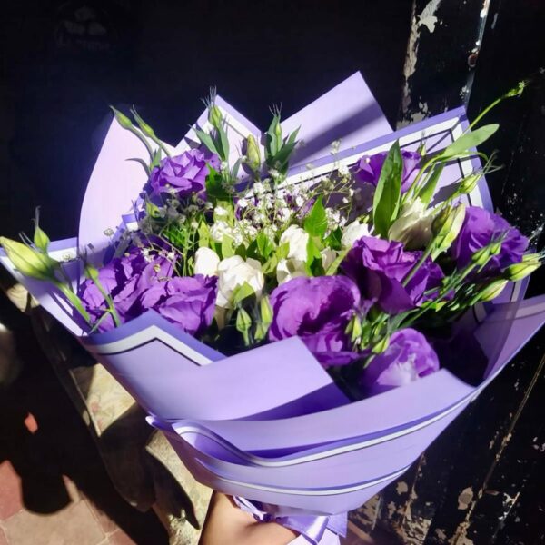 Ramo de Jazmines y Lincianthus Violetas