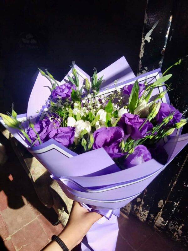 Ramo de Jazmines y Lincianthus Violetas