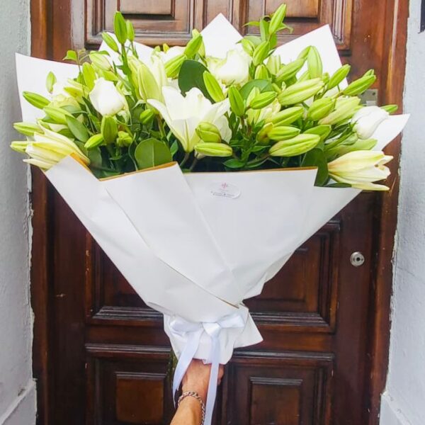 Ramo Premium de Rosas Importadas y Liliums Blancos