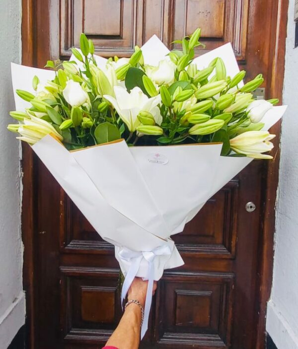 Ramo Premium de Rosas Importadas y Liliums Blancos