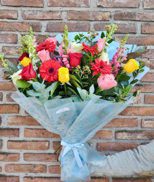 Ramo Multicolor de Rosas Importadas, Gerberas y Conejitos