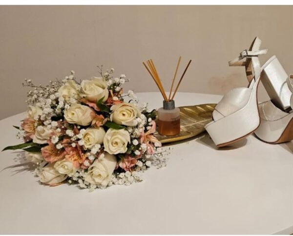 Ramo de Novia de Rosas y Astromelias