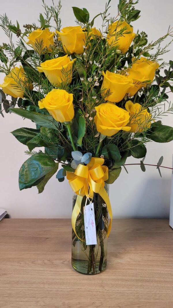 Jarron con 12 Rosas Amarillas