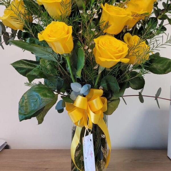 Jarron con 12 Rosas Amarillas