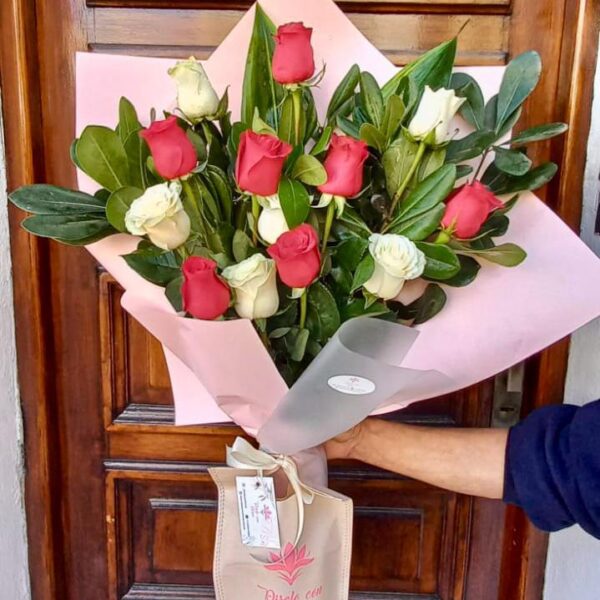 12 Rosas Rojas y Blancas + Ferrero Rocher ( 4 u)
