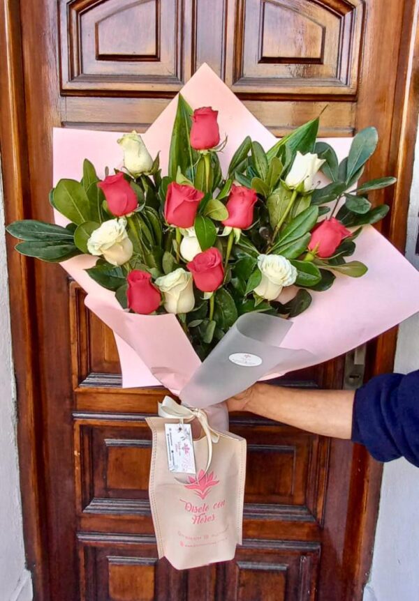 12 Rosas Rojas y Blancas + Ferrero Rocher ( 4 u)