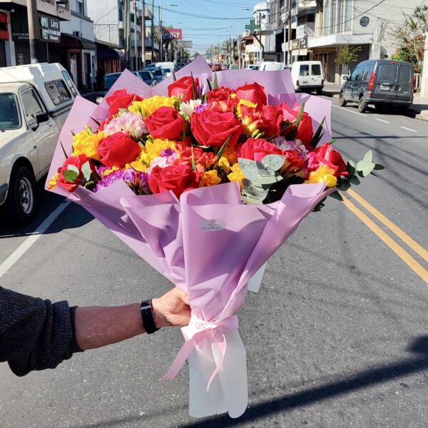 Ramo de Rosas Rojas + Fresias Multicolores