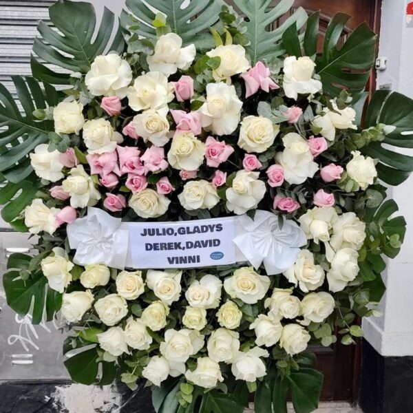 Corona de Rosas Blancas y Rosadas Premium