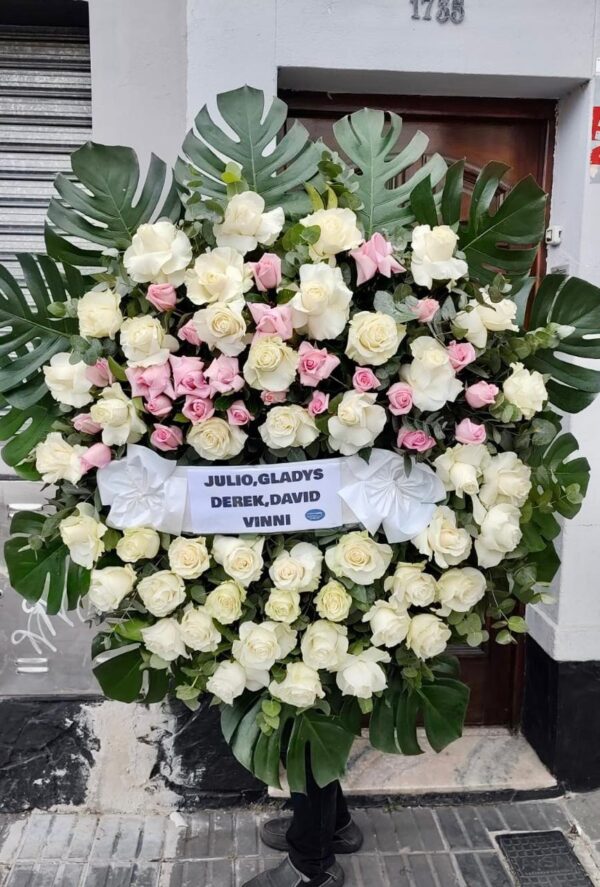 Corona de Rosas Blancas y Rosadas Premium