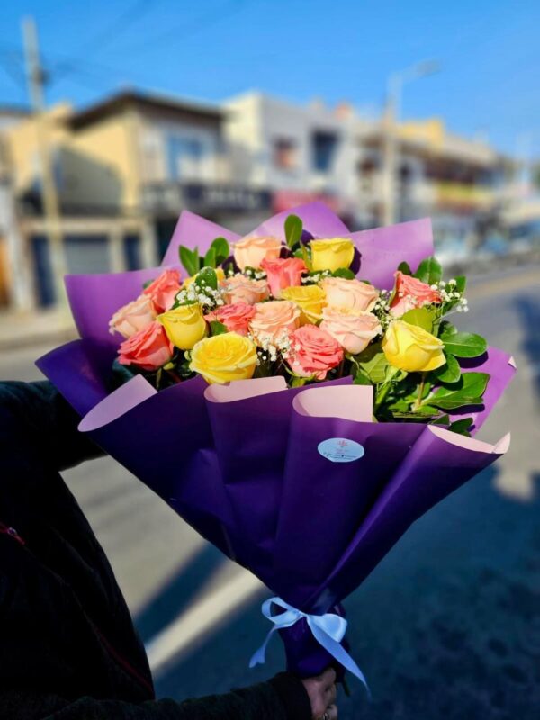 Ramo de 18 Rosas Importadas de Colores