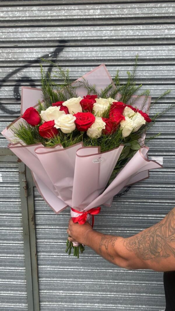 24 Rosas Importadas Rojas y Blancas
