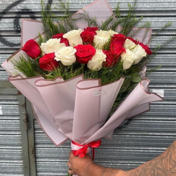 24 Rosas Importadas Rojas y Blancas